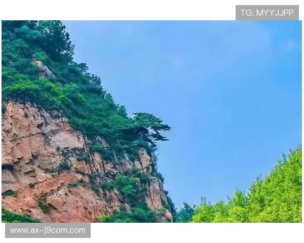 秋天温凉气候与宜人环境助力足球运动提升表现和舒适度